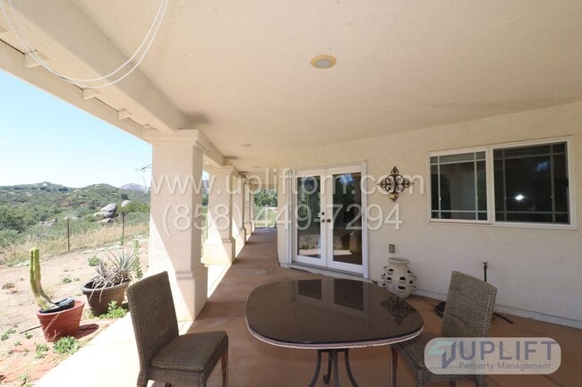 Building Photo - 3 Bed, 2 Bath House w/ 2-Car Garage, Central HVAC, Very Private