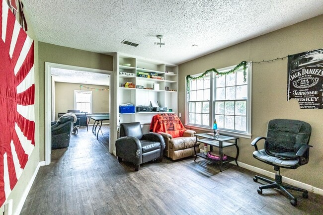 Building Photo - Pre-Leasing Summer 2023: Spacious 4/2,