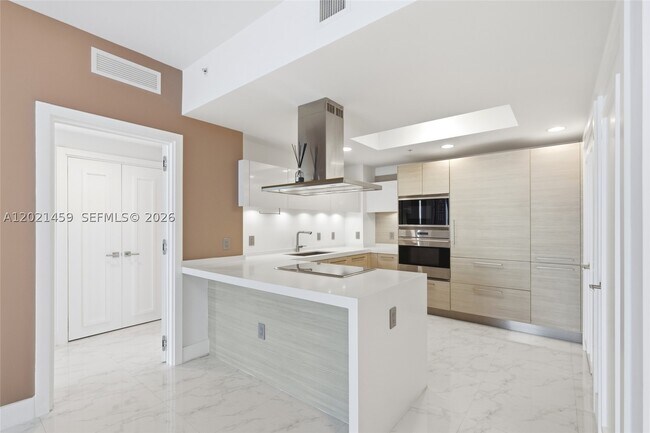 Building Photo - 17301 Biscayne Blvd