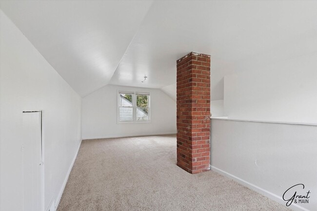 Building Photo - 3 Bedroom - 1 Bath- $1,150.00