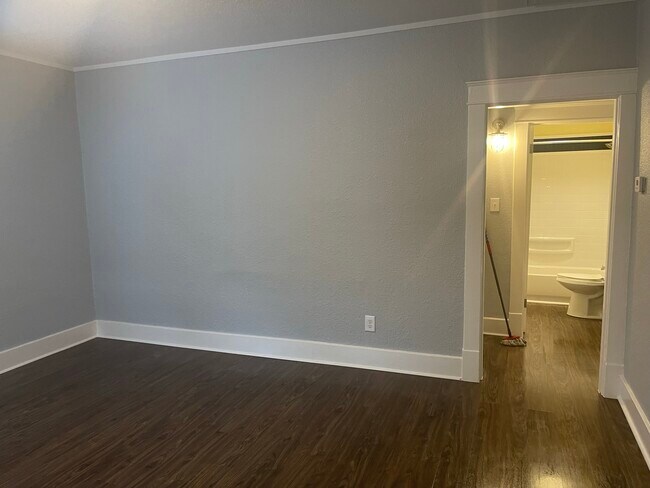 Building Photo - 1805 Heiman St