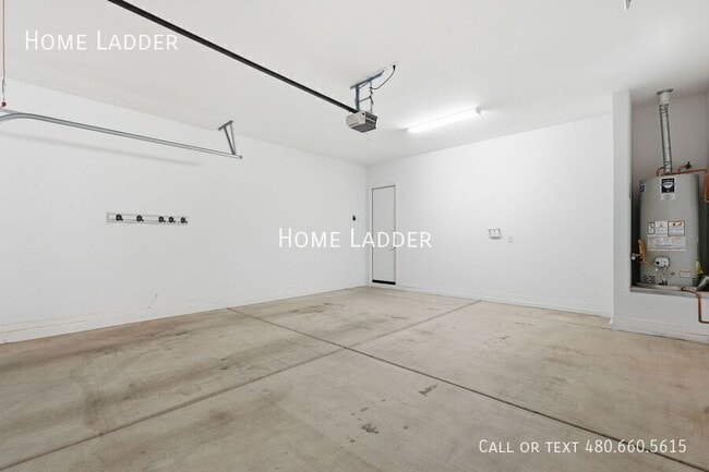 Building Photo - 10812 E Tesla Ave