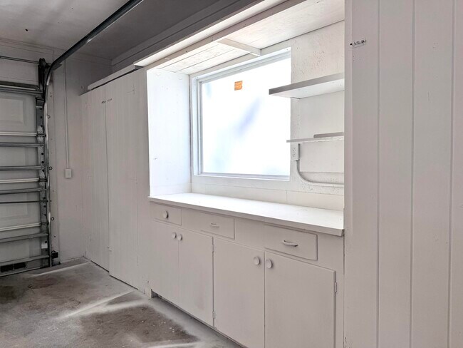 Building Photo - 231 NE 16th Ave