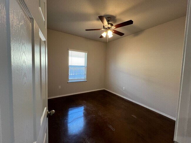 Building Photo - Luxury 3/2 Duplex in Seguin, Texas