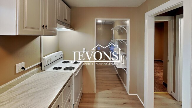 Building Photo - 812 S 10th Ave