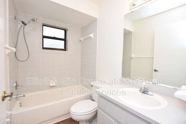 Building Photo - 2220 Maple Hill Ct