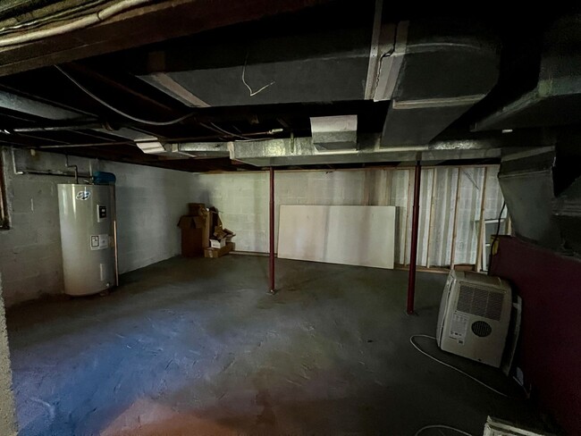 Building Photo - 3 Bedroom, 1 Bath, Nice Backyard!