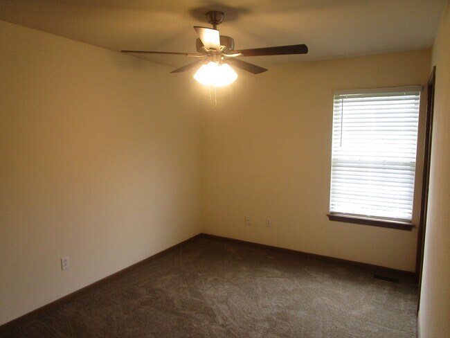 Building Photo - 605-607-607 Glenstone Dr