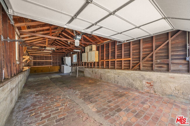 Building Photo - 881 N Beverly Glen Blvd