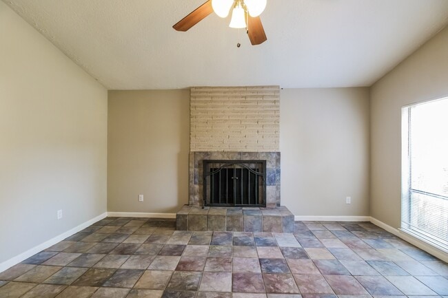 Building Photo - 4427 Ravine Dr