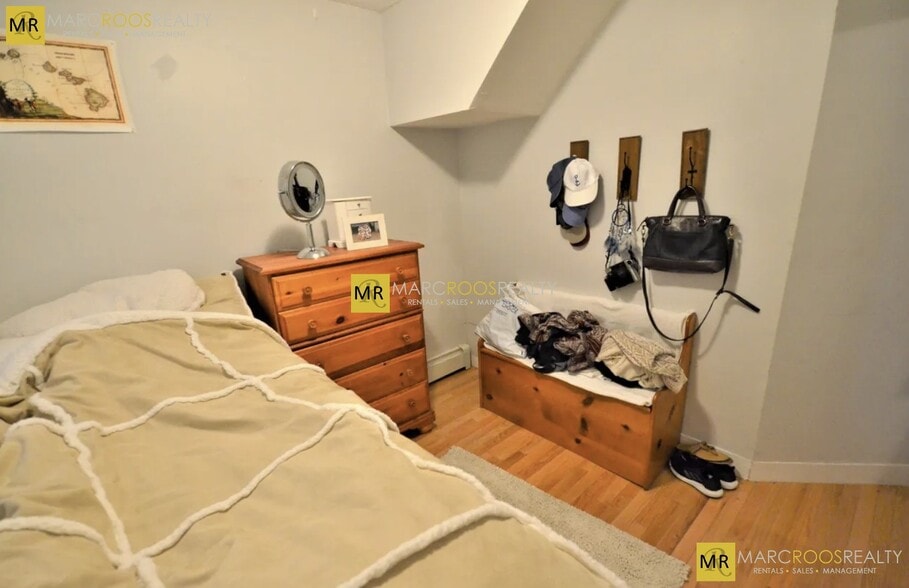 Building Photo - 587 Beacon St