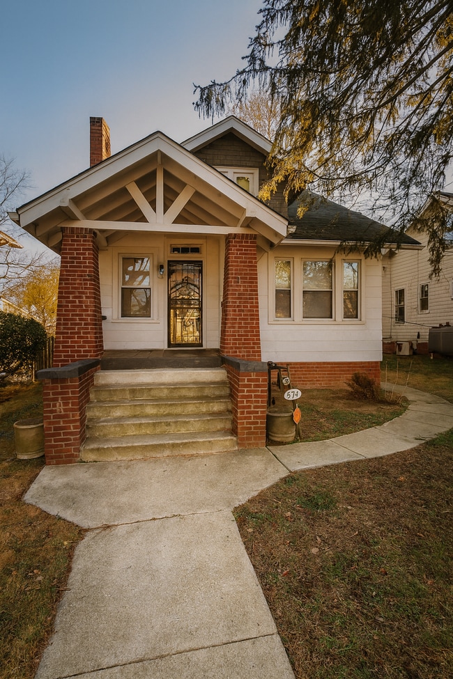 Building Photo - 1341 Franklin St NE