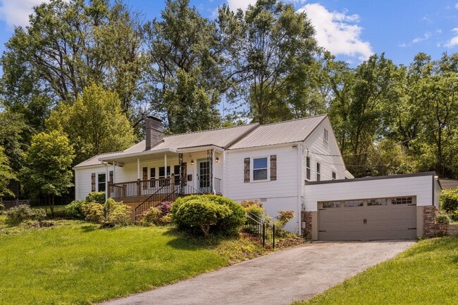 Building Photo - Beautifully Renovated 3 Bedroom 2.5 Bath H...