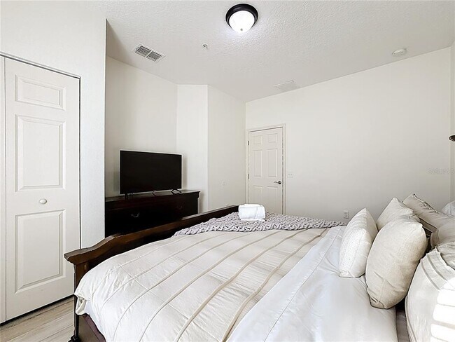 Building Photo - 8986 Shine Dr