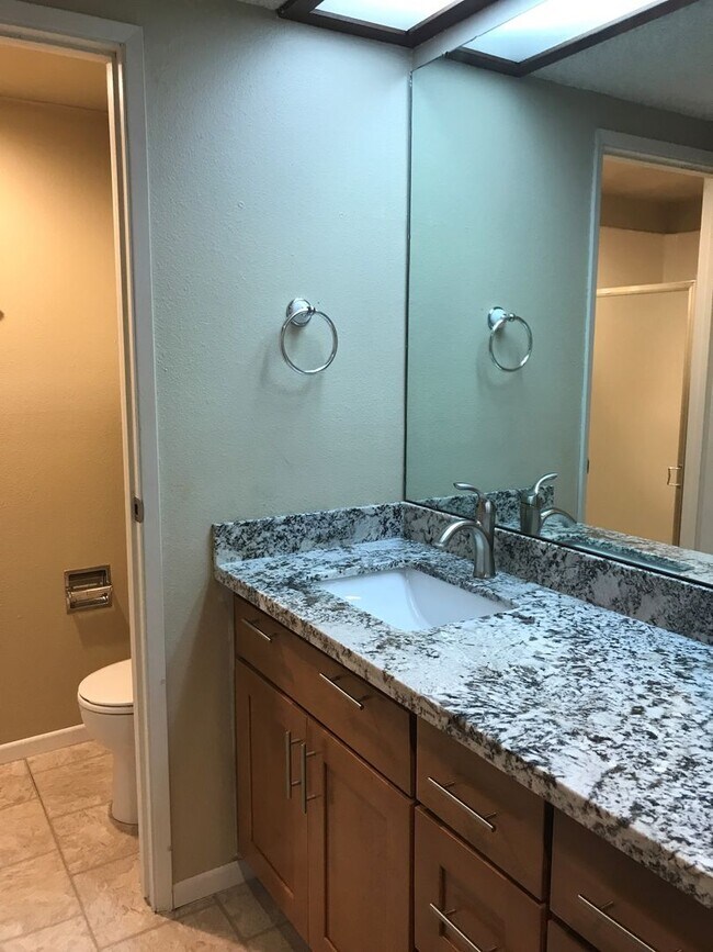 Building Photo - 3 Bed, 1.75 bath Condo w/2 parking spots i...
