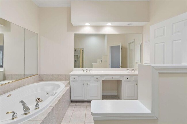 Building Photo - 610 Vinings Estates Dr SE