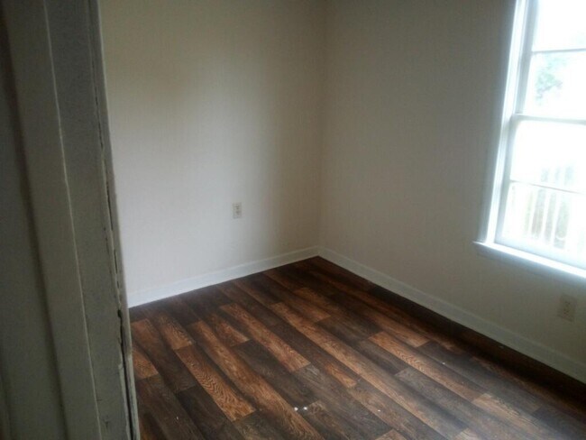 Building Photo - 522 James St