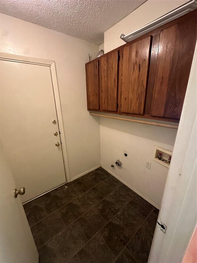 Building Photo - 6728 Lancret Hill Dr