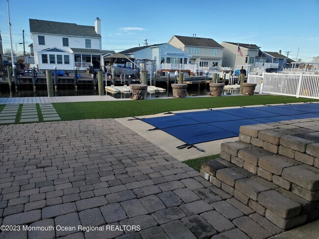 Building Photo - 60 E Pampano Dr