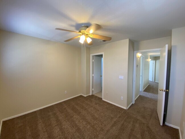 Building Photo - Spacious 4 bedroom home in Peoria!