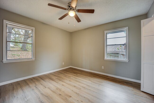 Building Photo - Freshly Updated 3 Bedroom House