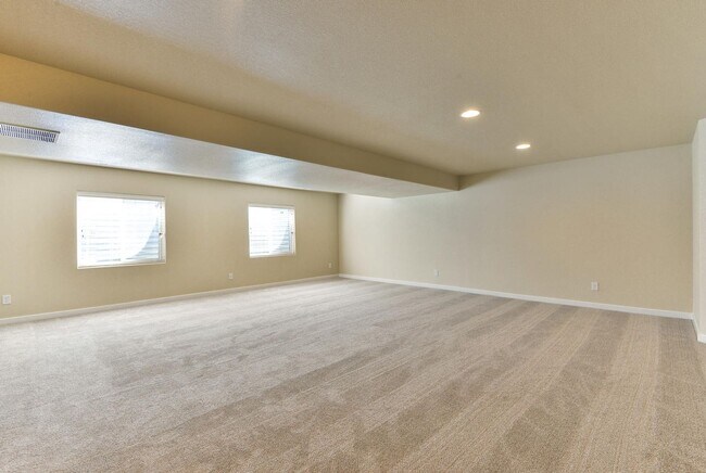 Building Photo - Beautiful 5 bed 3 bath home in the Pelican...