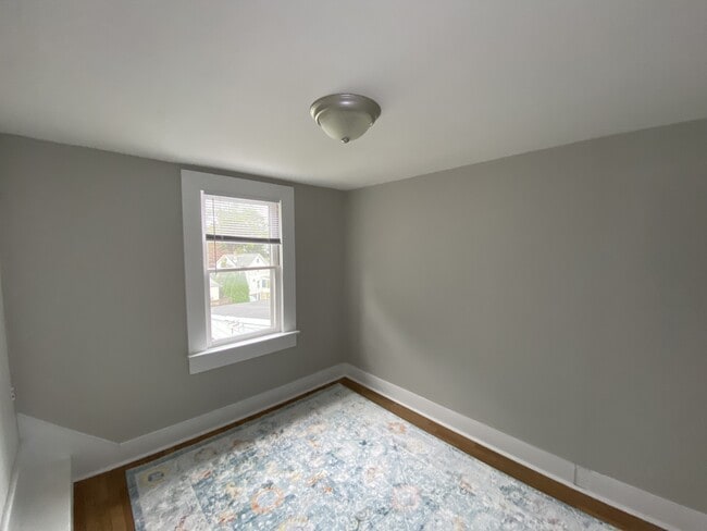 Building Photo - 325 Valley St