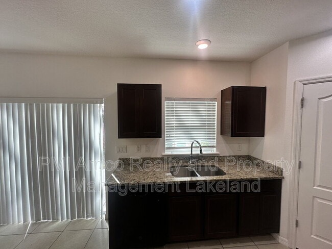 Building Photo - 3848 Exeter Ln