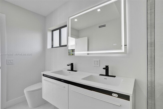 Building Photo - 1931 NE 186th Dr