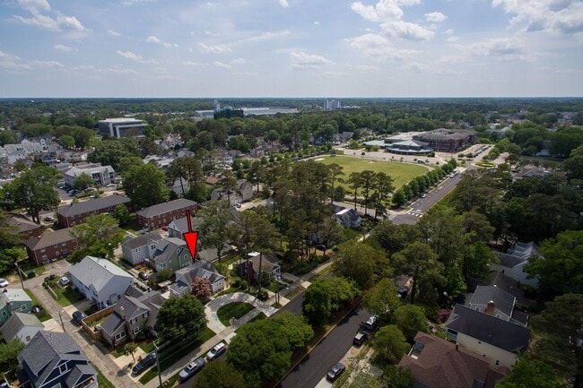 Building Photo - Immaculate 3 bedroom 2 bath bungalow at Oc...