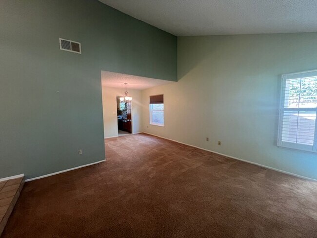 Building Photo - Beautiful 3 Bedroom, 2 Bathroom Sylmar Home! Ready for Move-In!