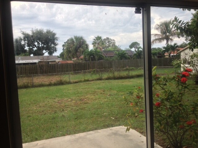 Fenced backyard - 1622 S Hermitage Rd