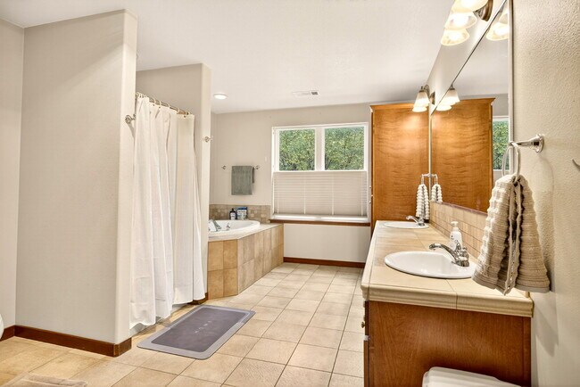 Building Photo - 1719 Lithia Way