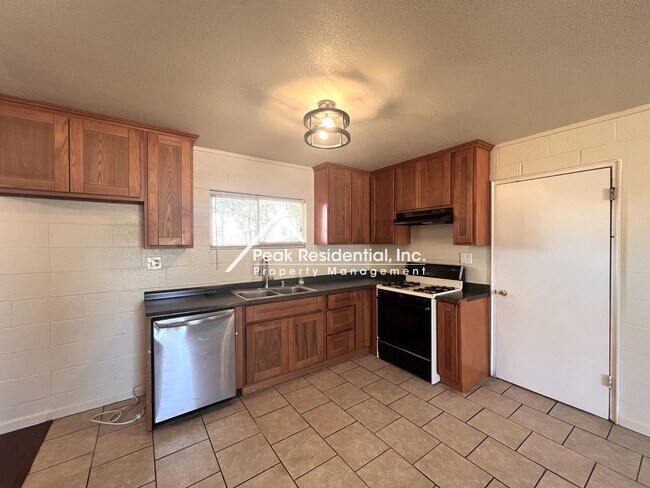 Building Photo - 3201 Leona Cir