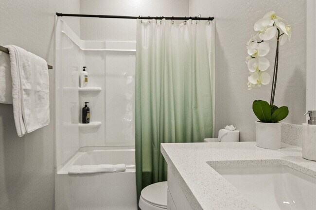 Building Photo - 6606 W Paradise Ln