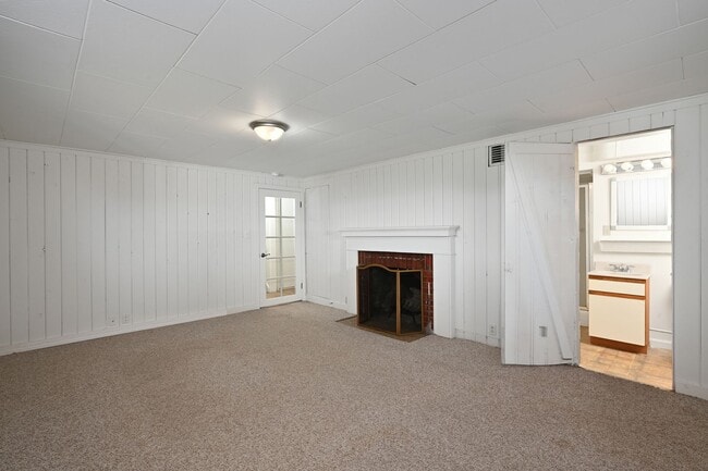 Building Photo - 3 Bedroom Home in Rainer Beach - Beautiful view over Lake Washington