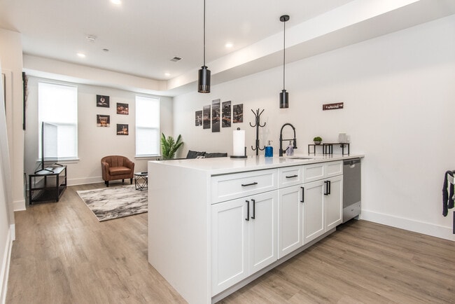 Building Photo - 2435 Master St