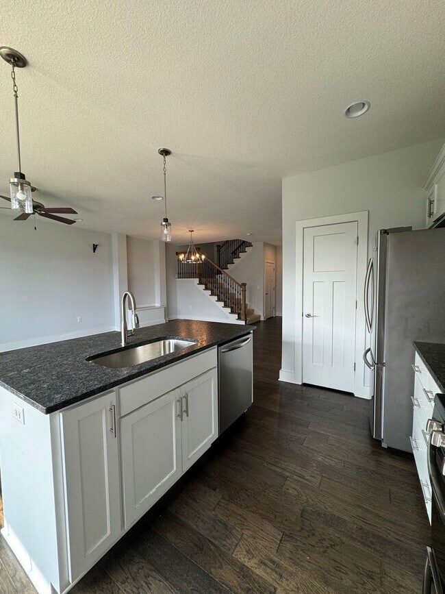 Building Photo - 4 Bedroom, 3 1/2 bathroom in Olathe!
