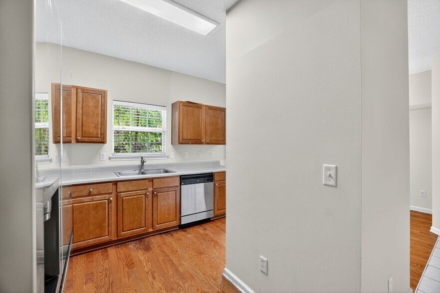 Building Photo - 135 Primrose Dr