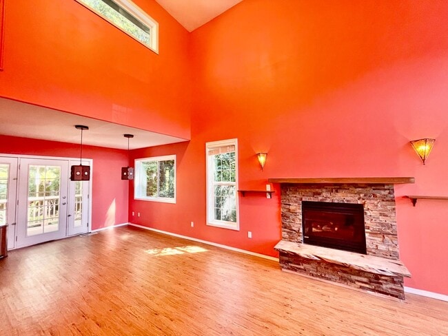 Building Photo - 3 Bedroom, 1 Bonus office/craft Room  and ...