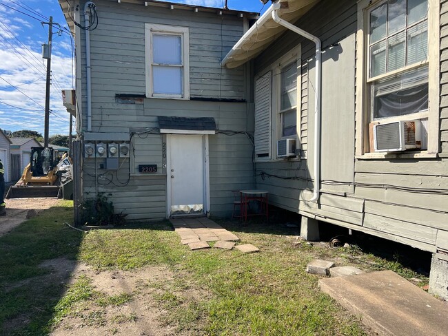 Building Photo - Cute 1 bedroom 1 bath duplex for lease