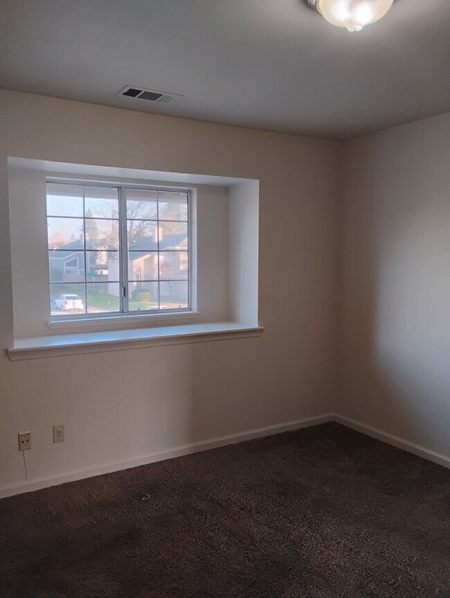 Building Photo - By appointment only. Do not disturb occupants. Apply now to schedule a viewing.