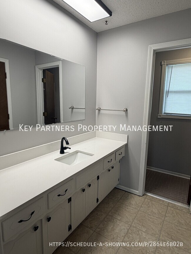 Building Photo - 138 E Nelson Cir