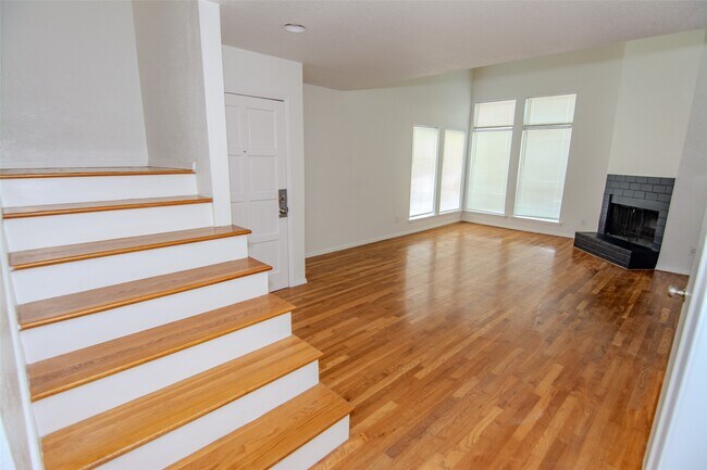 Building Photo - 7860 Green Lawn Dr