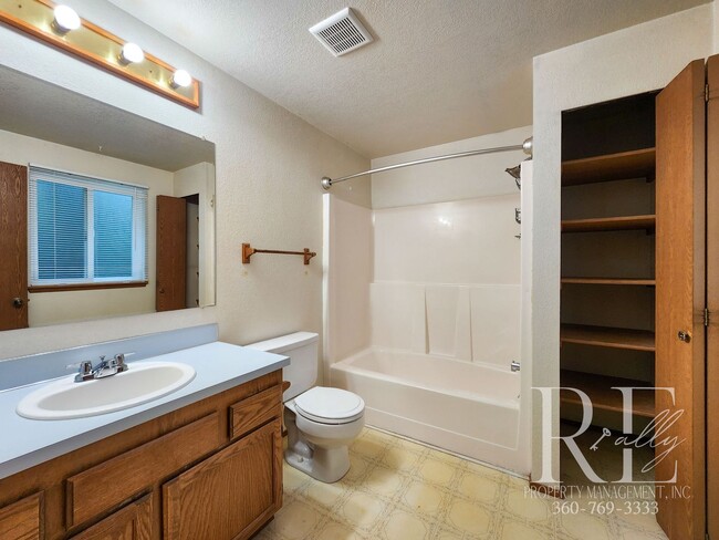 Building Photo - Spacious Silverdale Tri-Level with Hot Tub & Stylish Kitchen