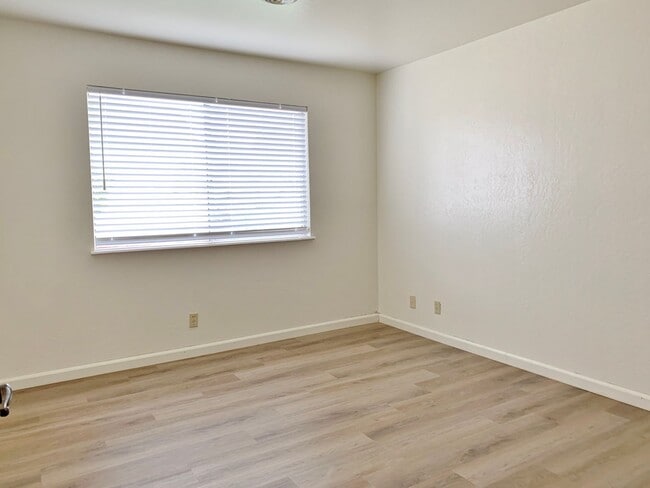 Building Photo - Quiet 2 Bedroom 2 Bathroom Townhouse in Ridgemark!!