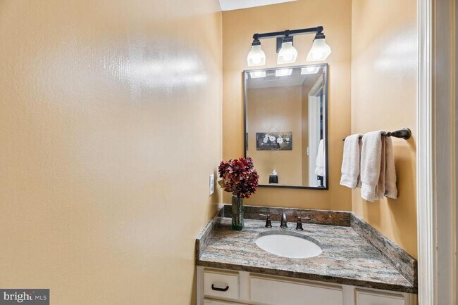 Building Photo - 6603 Forsythia St