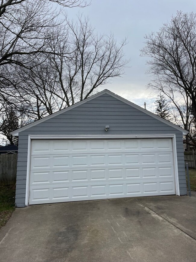 Building Photo - Lovely 2 Bedroom Southside Holland