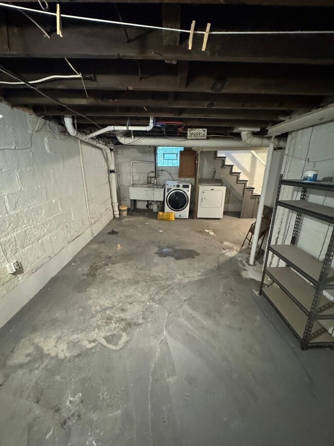 Building Photo - 3 Bedroom 1.5 Bath in Dormont! Off Street Parking!