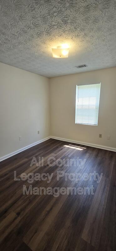 Building Photo - 40 Maria Cir